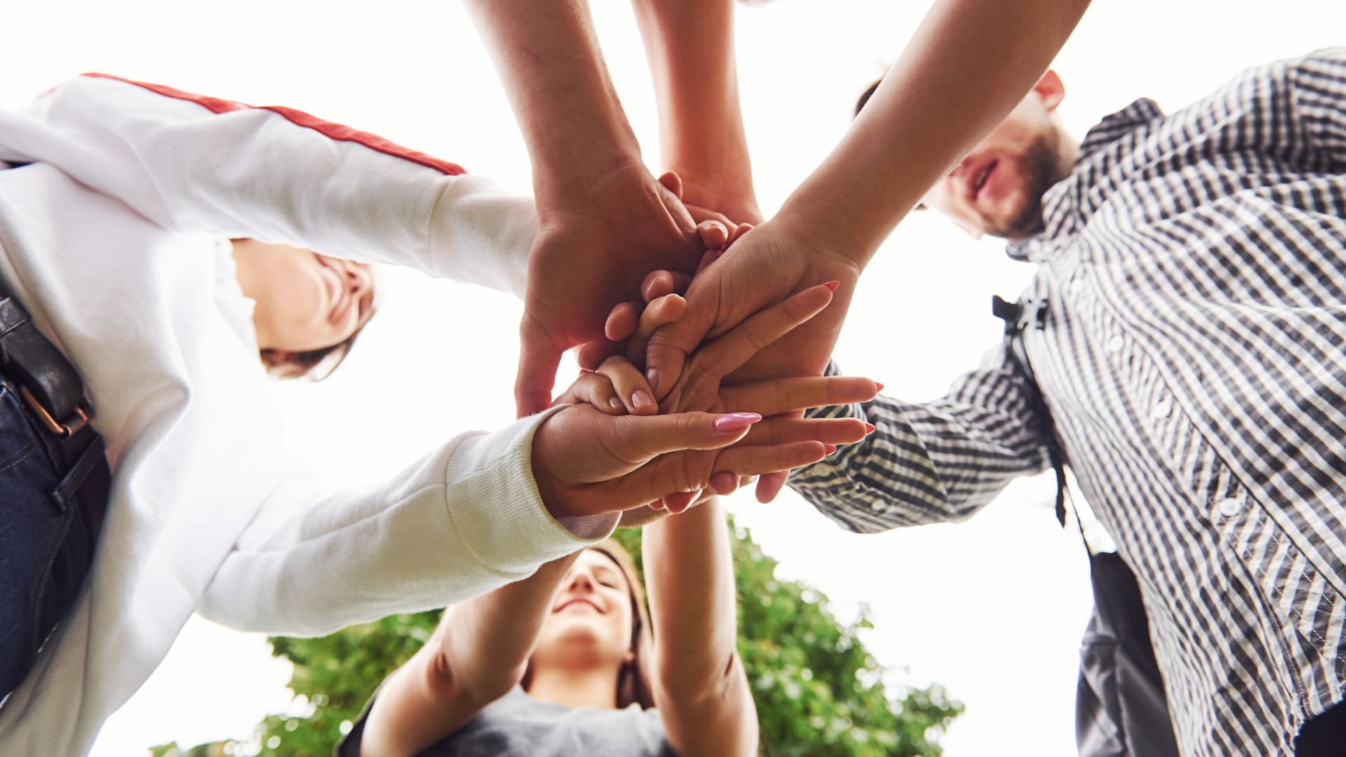 Produktivität und Burnout im Team – Mitarbeitende diskutieren während eines Teambuilding-Events über Zusammenarbeit und Kommunikation Produktivität und Burnout im Team – Mitarbeitende diskutieren während eines Teambuilding-Events über Zusammenarbeit und Kommunikation