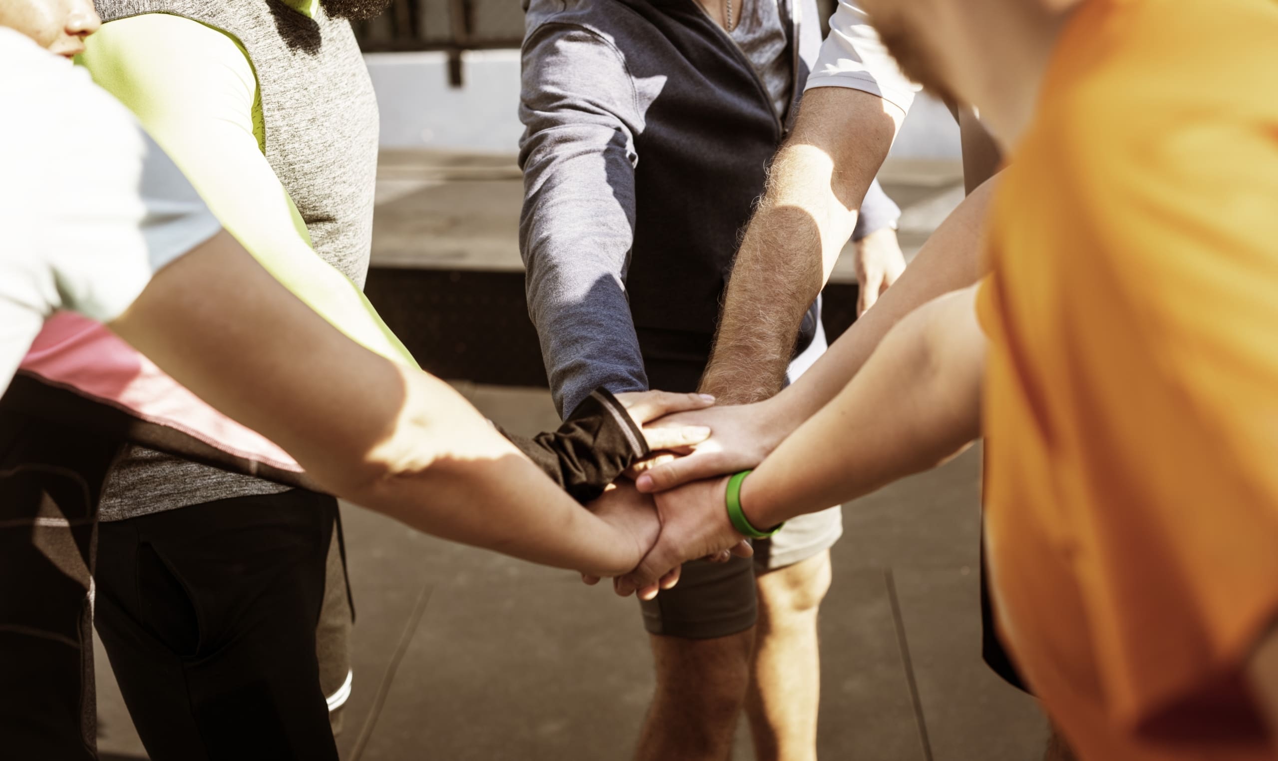 Mitarbeitende von [Firmenname] beim Teambuilding-Event in der Schweiz mit gemeinsamen Aktivitäten zur Förderung von Teamwork und Zusammenarbeit.“