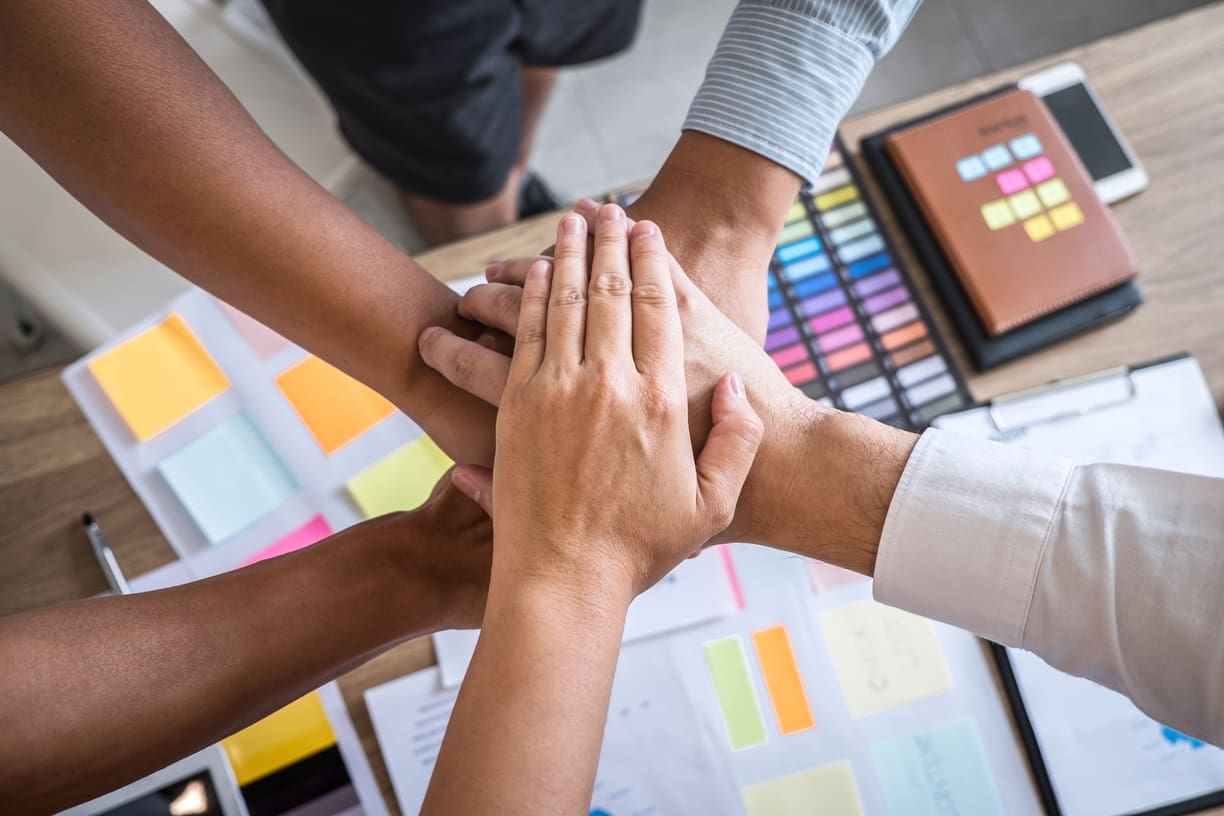 Erfolgreiches Teambuilding stärkt Vertrauen, Kommunikation und Zusammenarbeit – und schafft die Grundlage für motivierte Teams, eine starke Unternehmenskultur und langfristigen Unternehmenserfolg. Erfolgreiches Teambuilding stärkt Vertrauen, Kommunikation und Zusammenarbeit – und schafft die Grundlage für motivierte Teams, eine starke Unternehmenskultur und langfristigen Unternehmenserfolg.